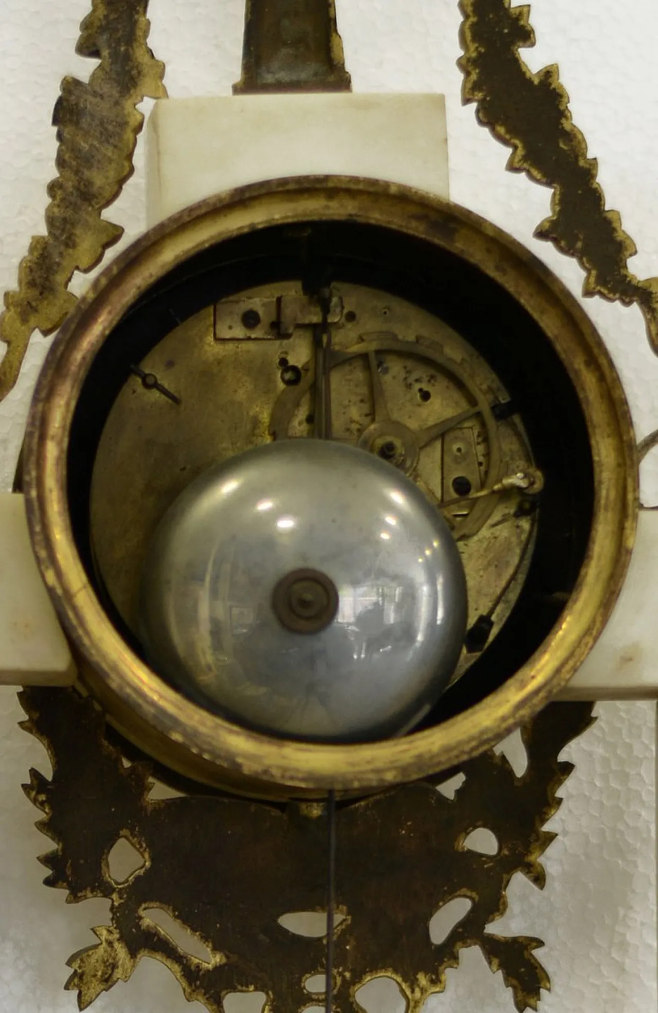 Louis XVI Style marble and gilt bronze mantel clock, 19th century 6