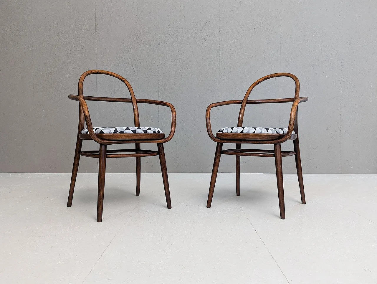 Pair of 615 bentwood armchairs by Radomír Hofman for Ton, 1960s 2
