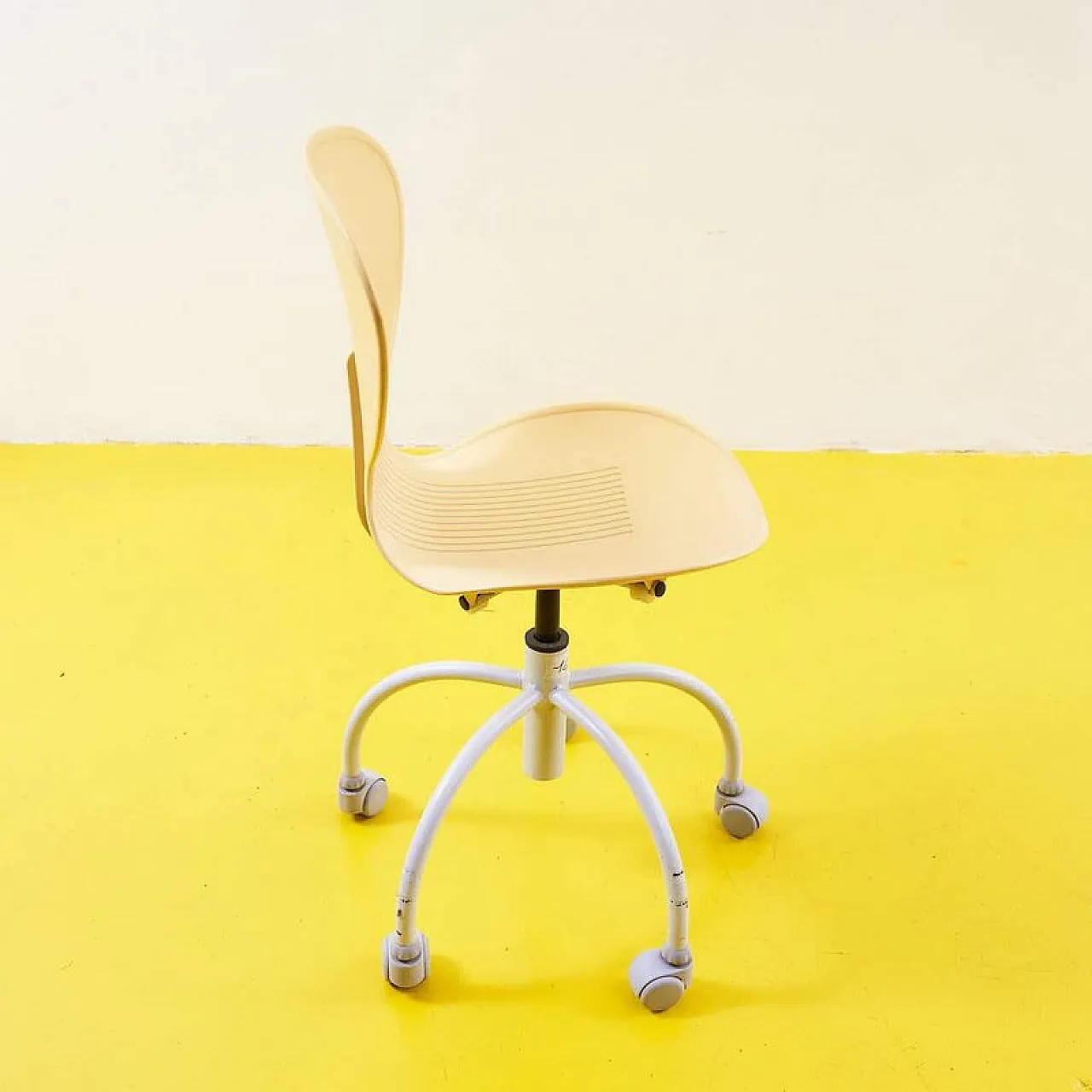 Sedia dal design moderno in plastica gialla, anni 2000 4