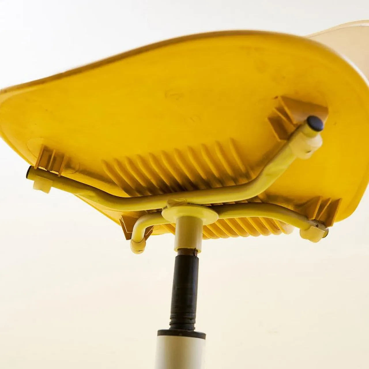 Sedia dal design moderno in plastica gialla, anni 2000 6