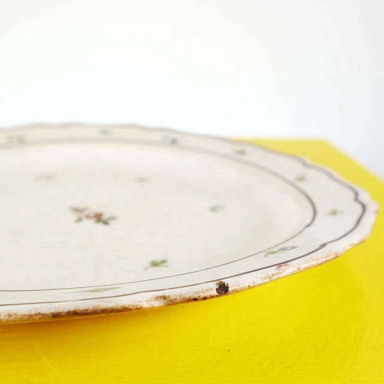 Piatto in terracotta smaltata dipinta a mano, Italia 7