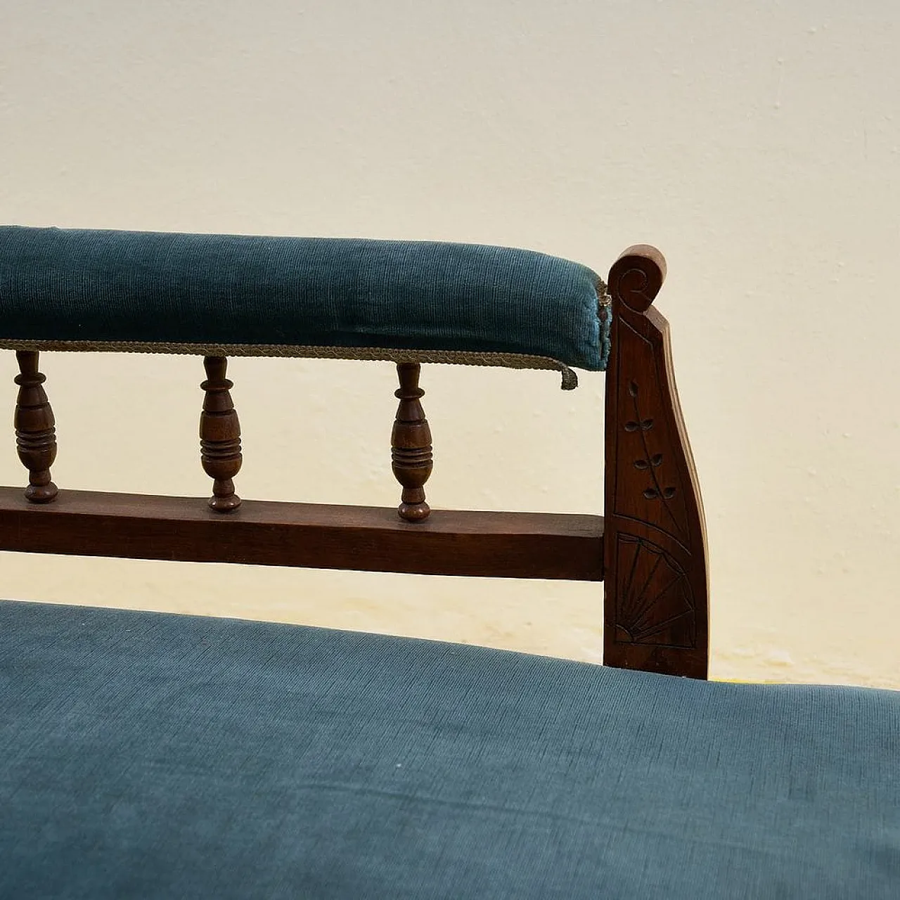 Wooden and velvet daybed sofa, 19th century 4
