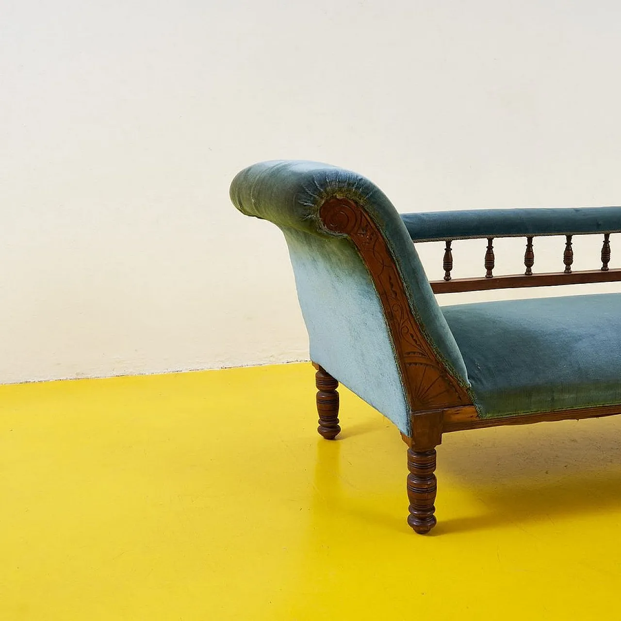 Wooden and velvet daybed sofa, 19th century 7