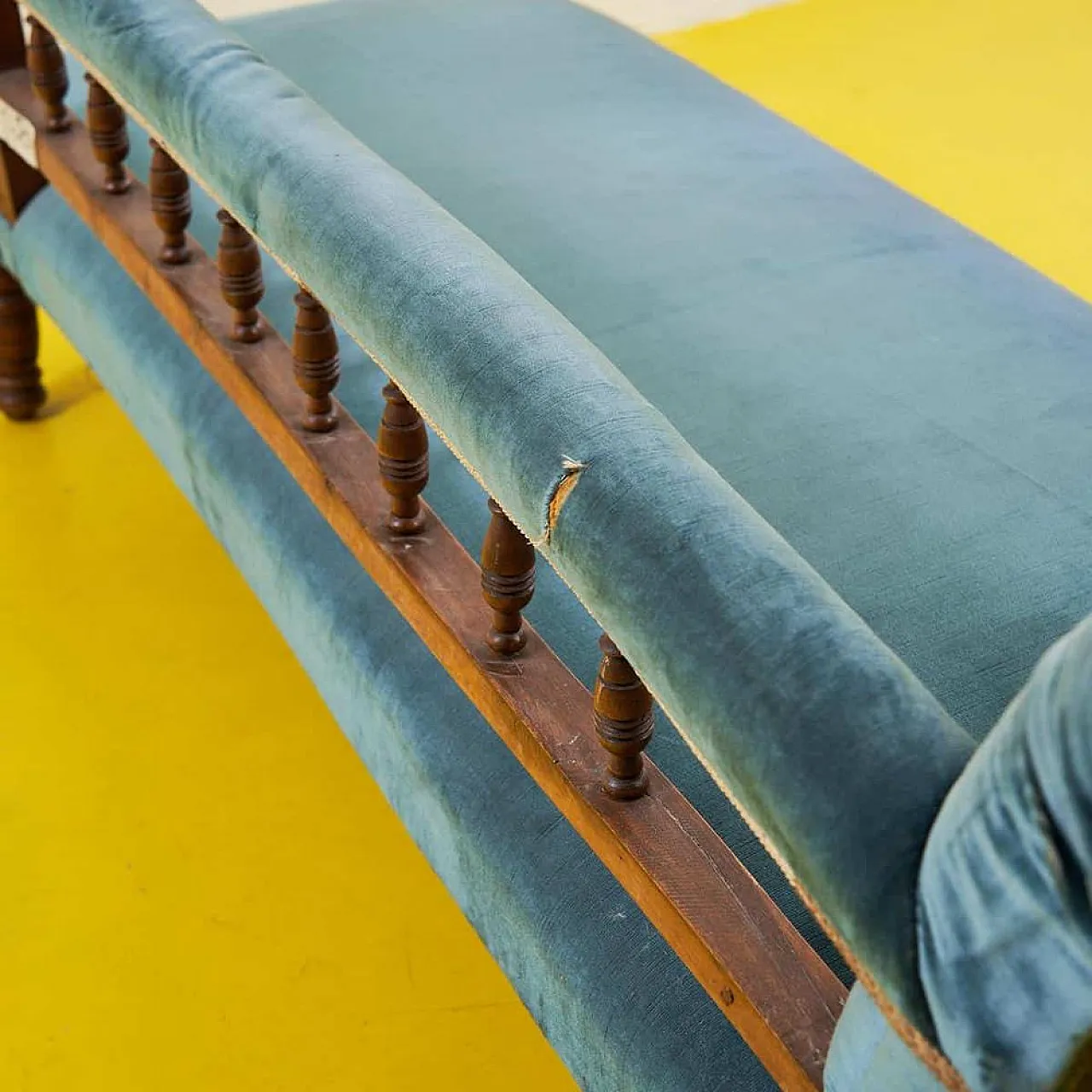 Wooden and velvet daybed sofa, 19th century 8