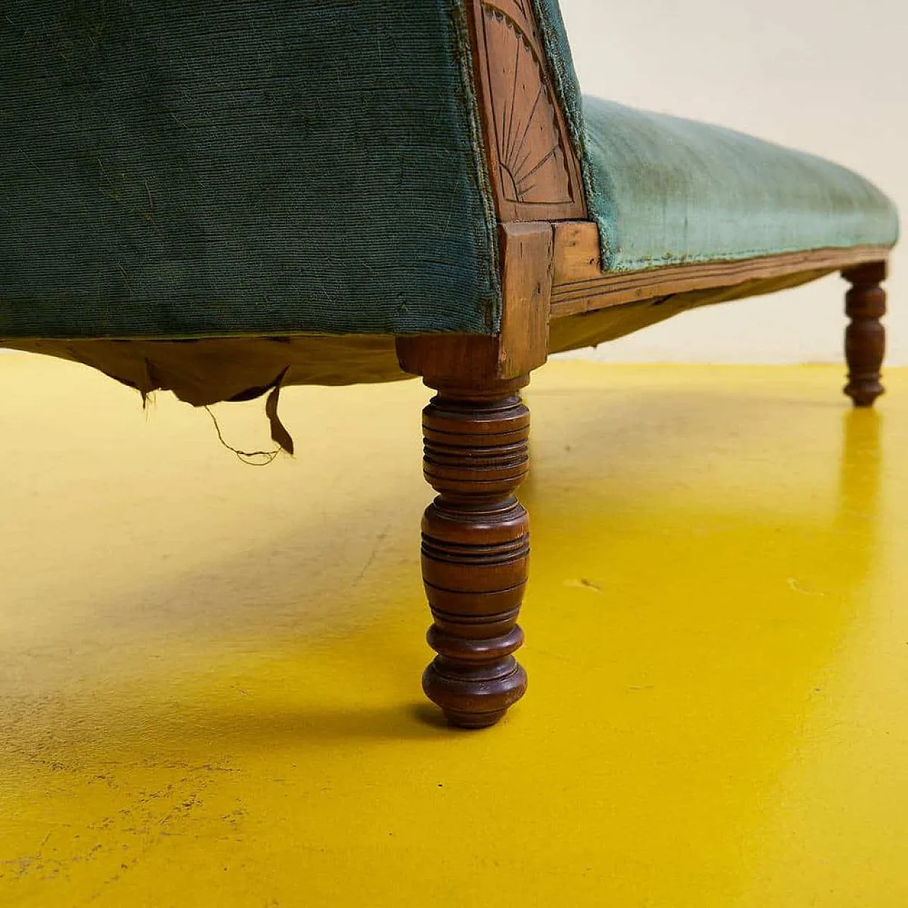 Wooden and velvet daybed sofa, 19th century 11