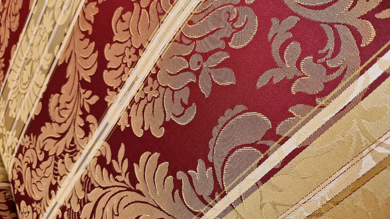 Divano a due posti con tessuto floreale con bordi in ottone, anni '80 5