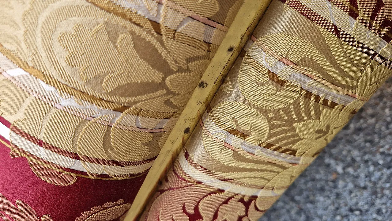 Divano a due posti con tessuto floreale con bordi in ottone, anni '80 8