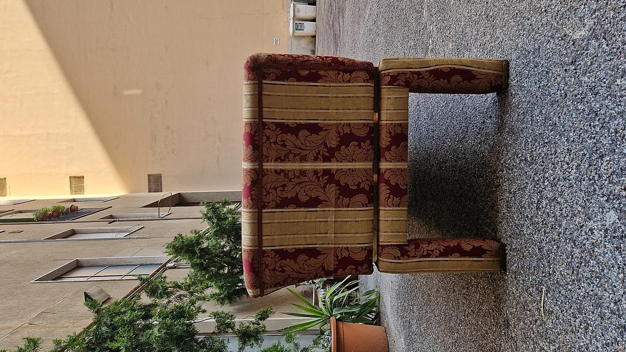 Divano a due posti con tessuto floreale con bordi in ottone, anni '80 10