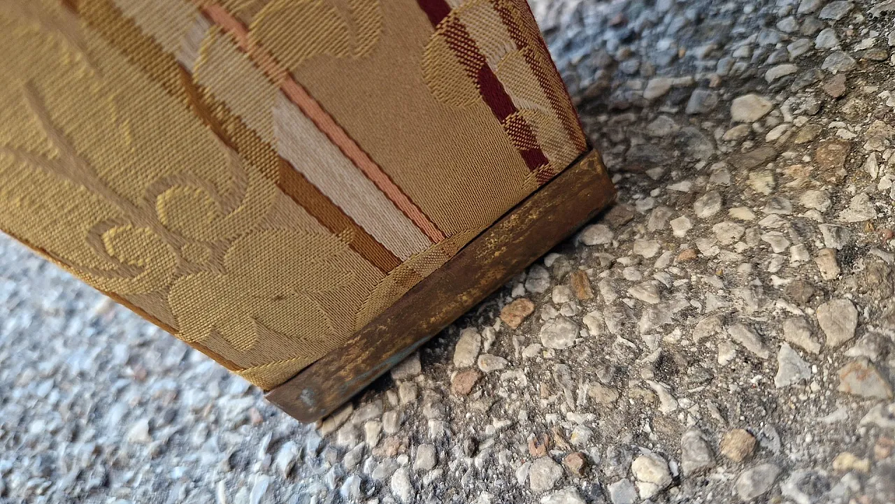 Divano a due posti con tessuto floreale con bordi in ottone, anni '80 12