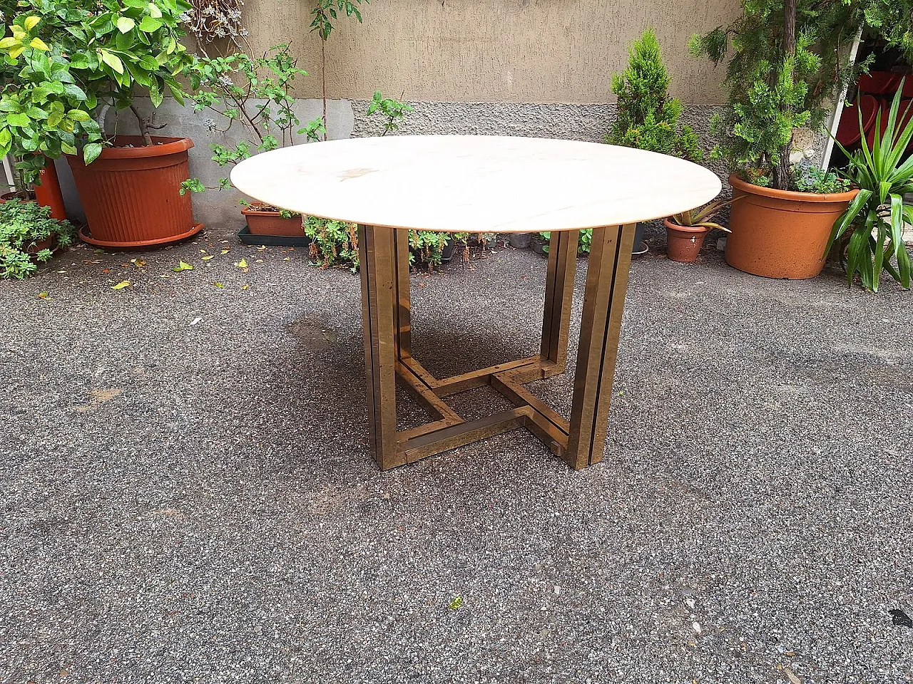 Tavolo da pranzo con base in ottone e ripiano in marmo, anni '60 1