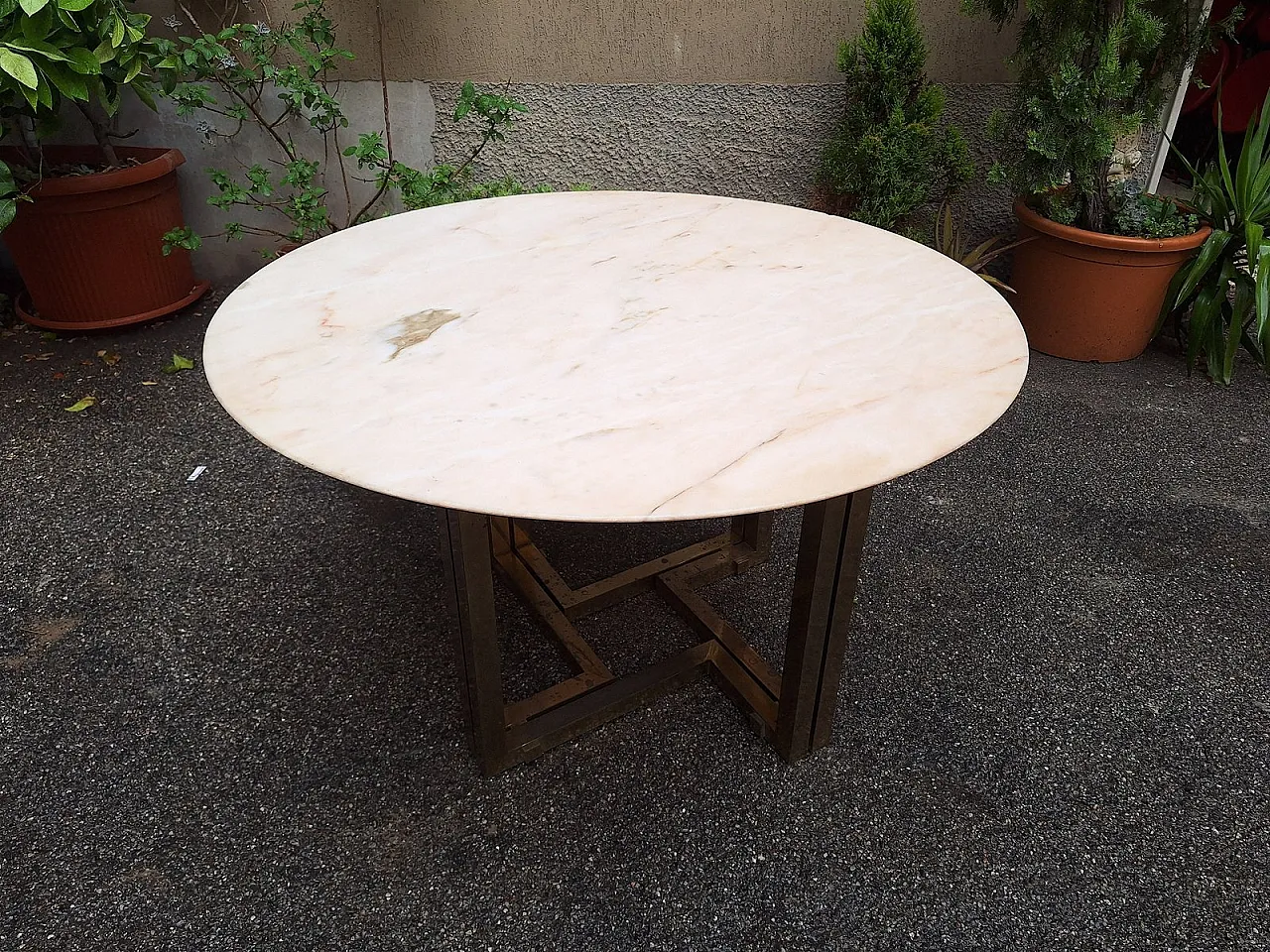 Tavolo da pranzo con base in ottone e ripiano in marmo, anni '60 2