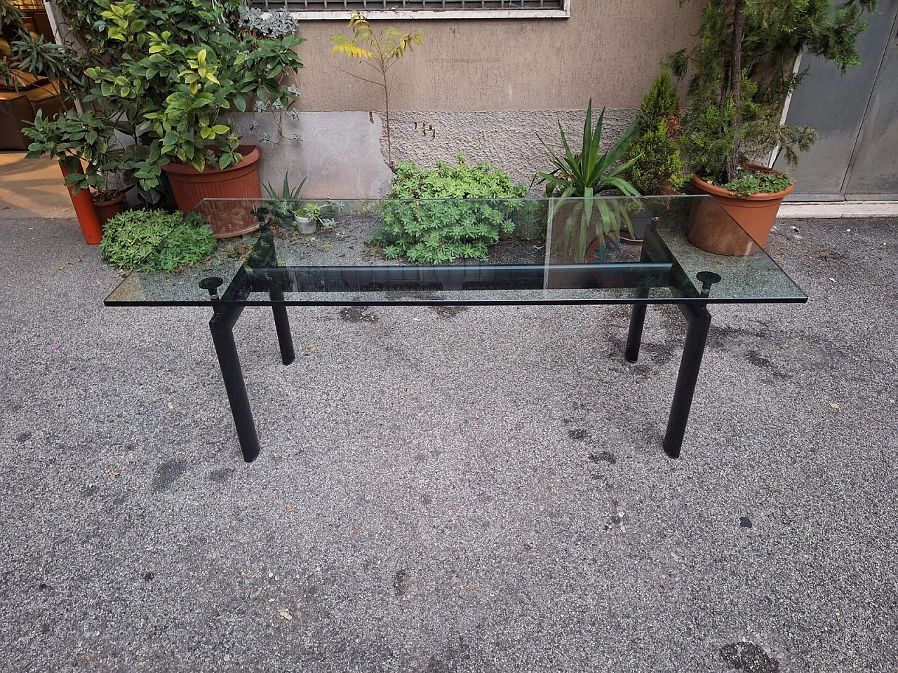 Tavolo da pranzo LC6 nero di Le Corbusier, anni '80 1
