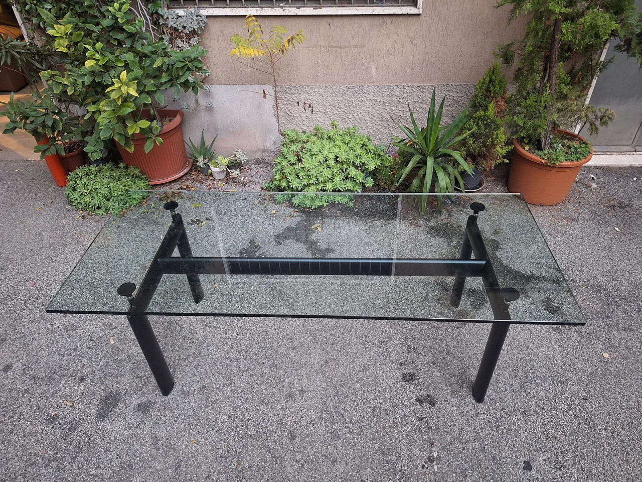 Tavolo da pranzo LC6 nero di Le Corbusier, anni '80 3