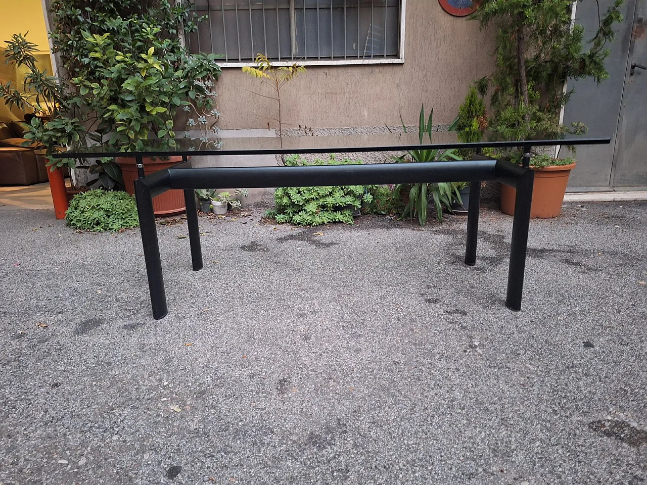 Tavolo da pranzo LC6 nero di Le Corbusier, anni '80 10