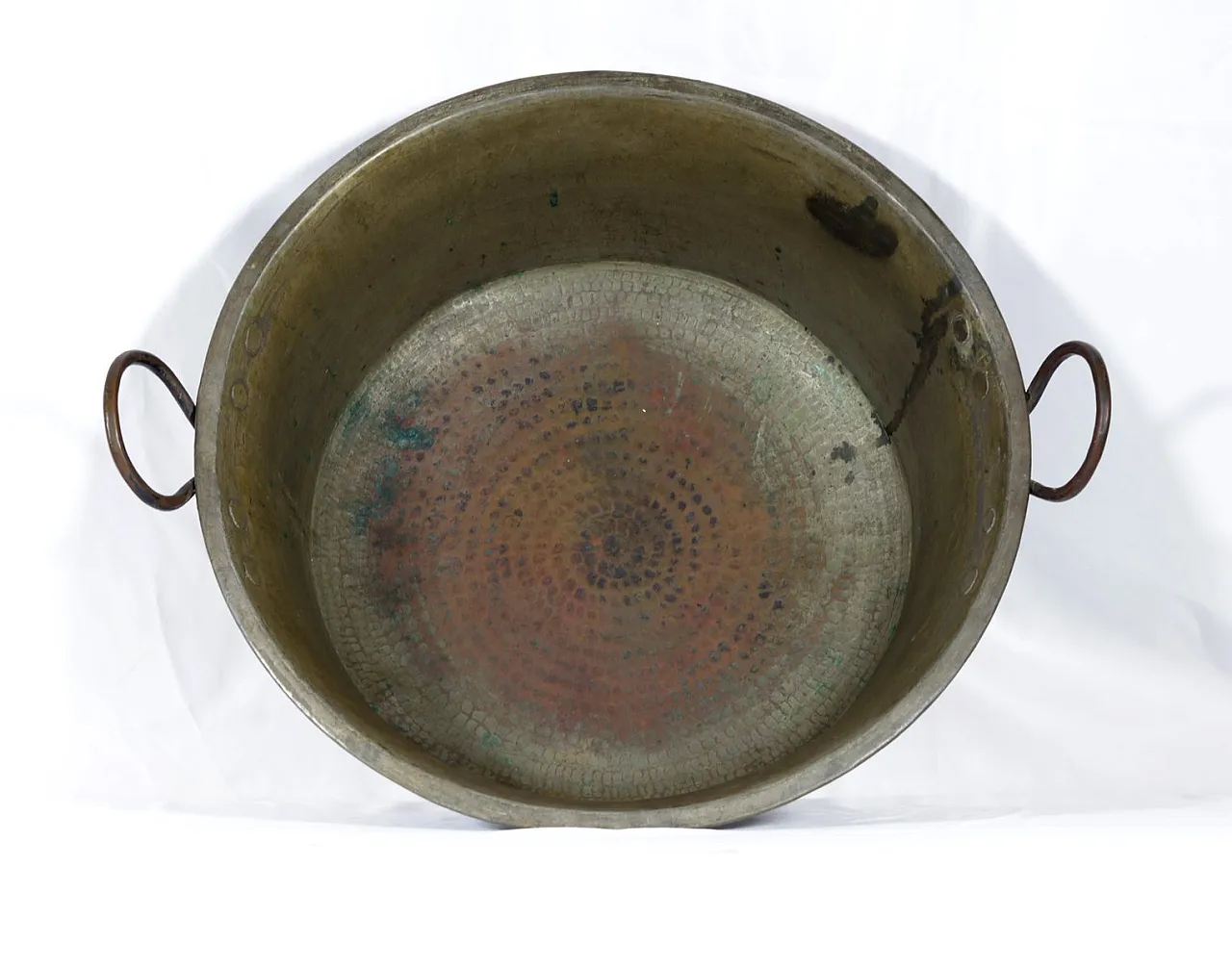Hand-hammered copper basin with forged iron handles, 19th century 4