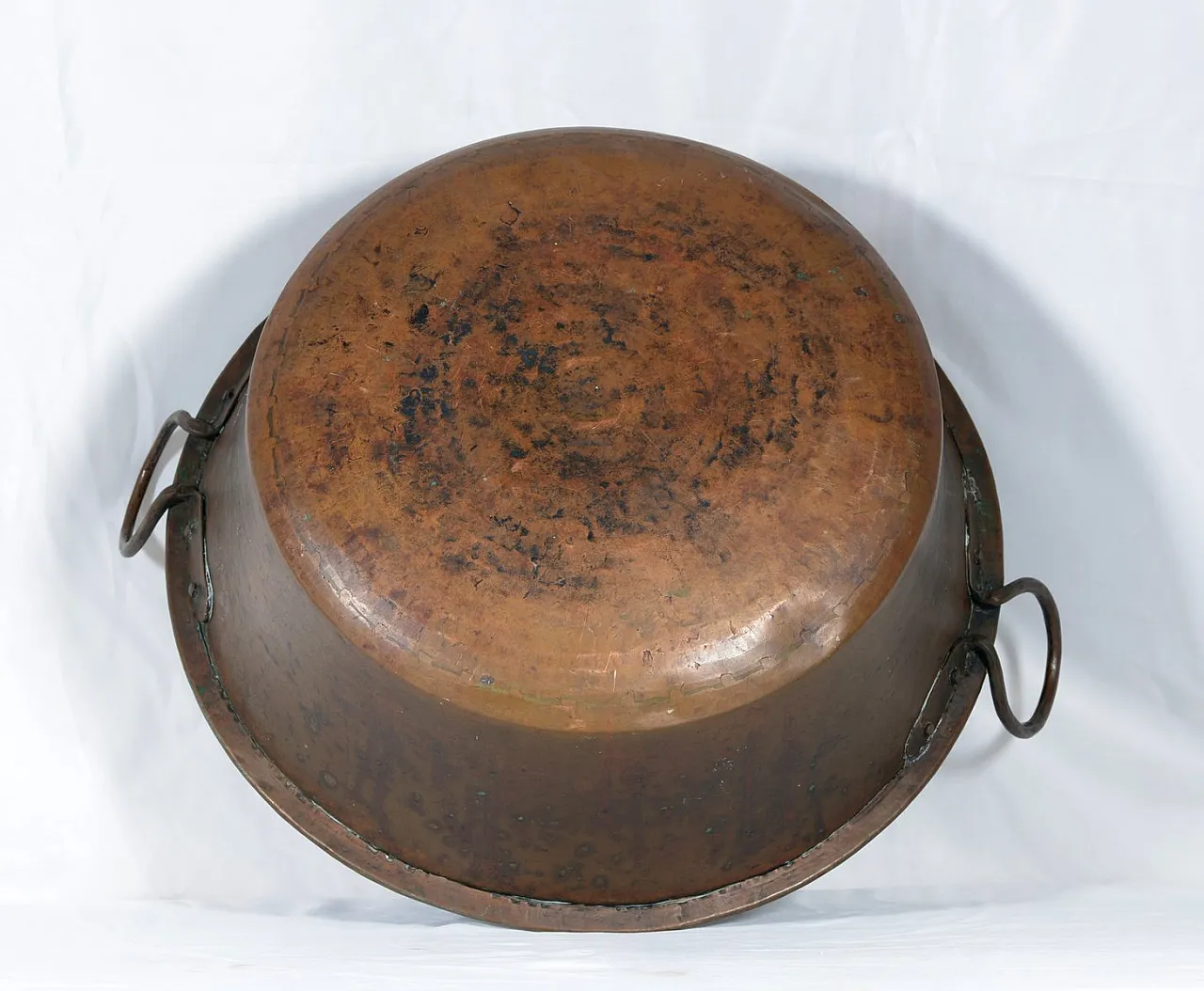 Hand-hammered copper basin with forged iron handles, 19th century 6