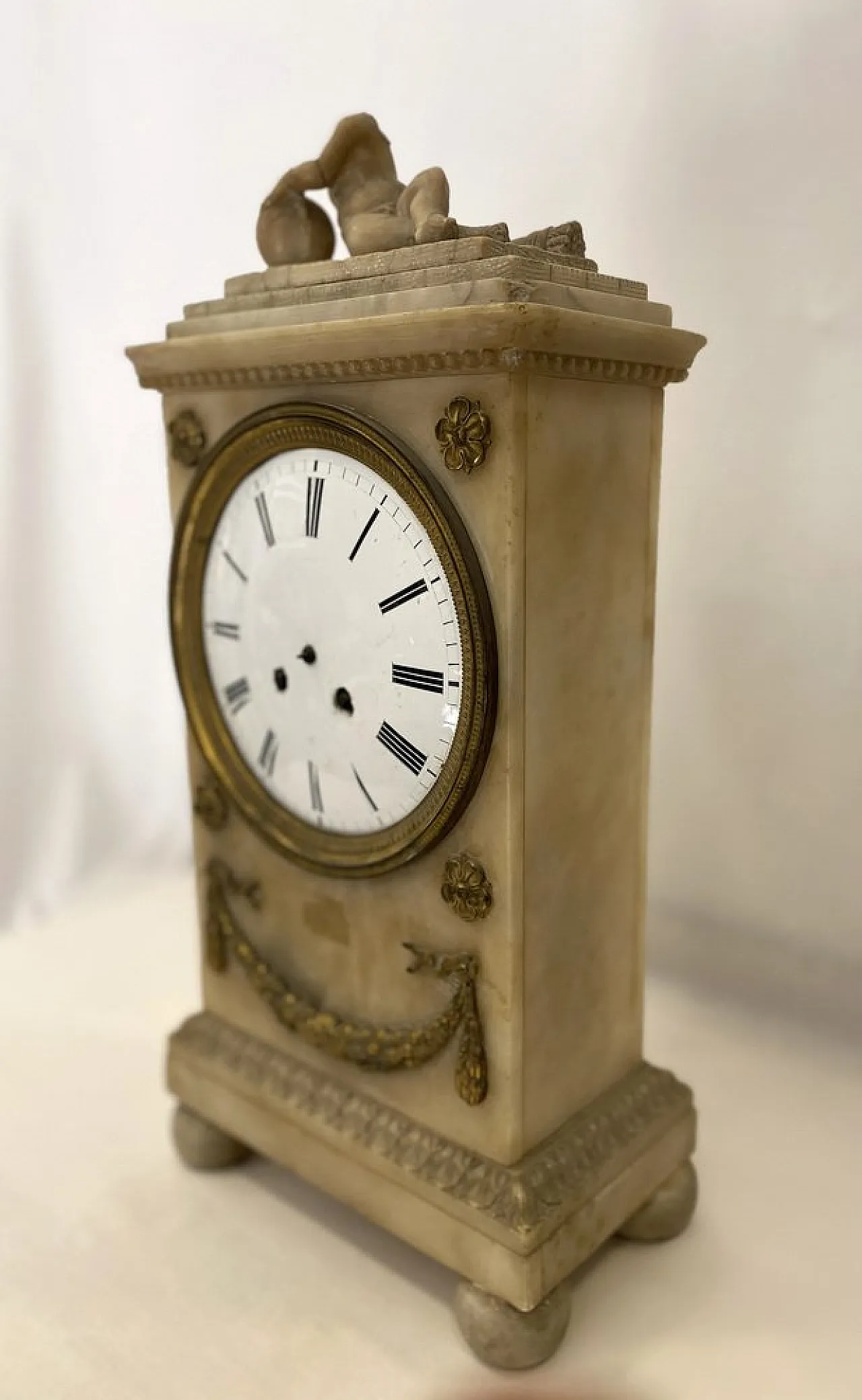 Alabaster mantel clock, 19th century 3