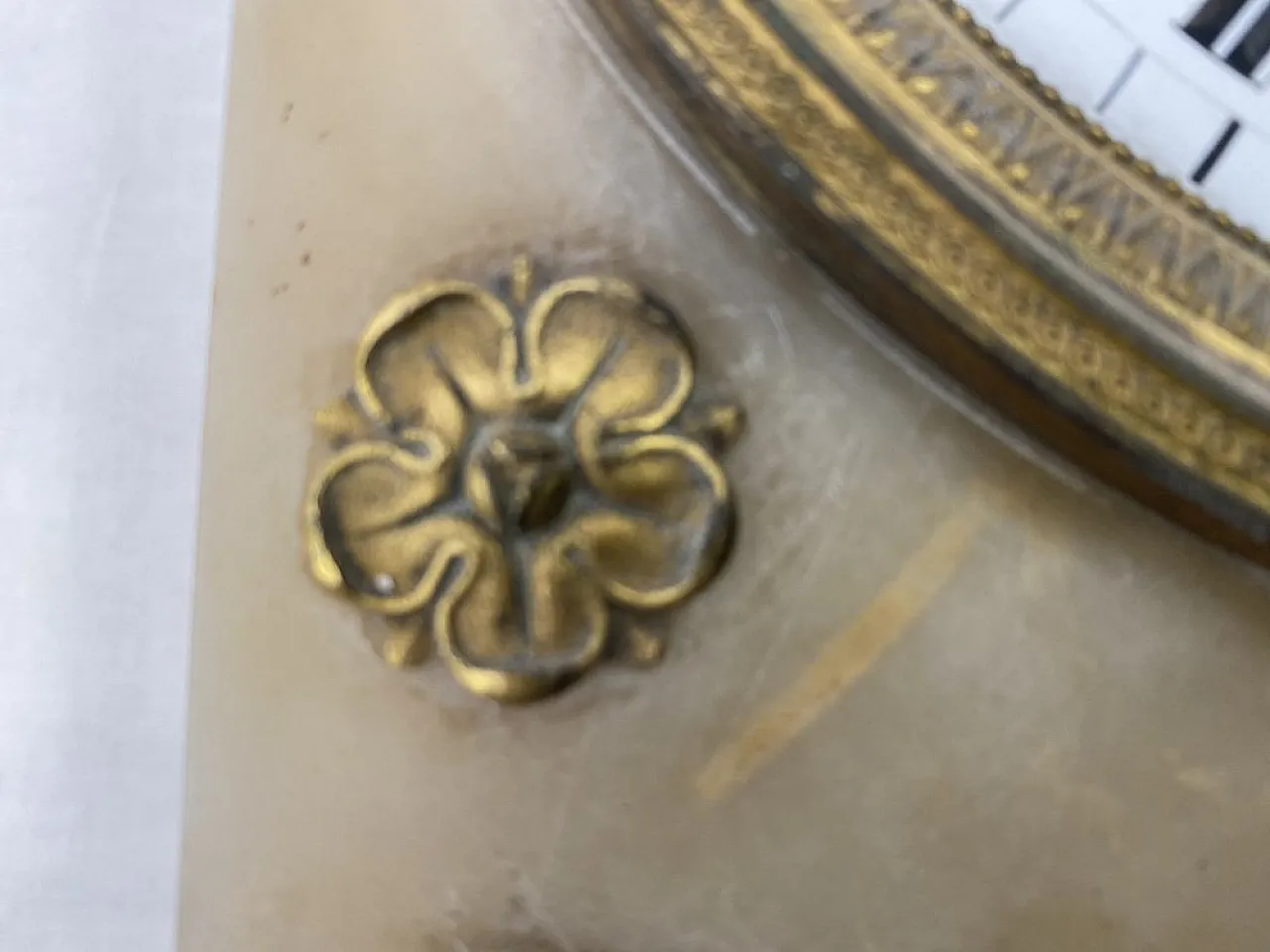 Alabaster mantel clock, 19th century 6