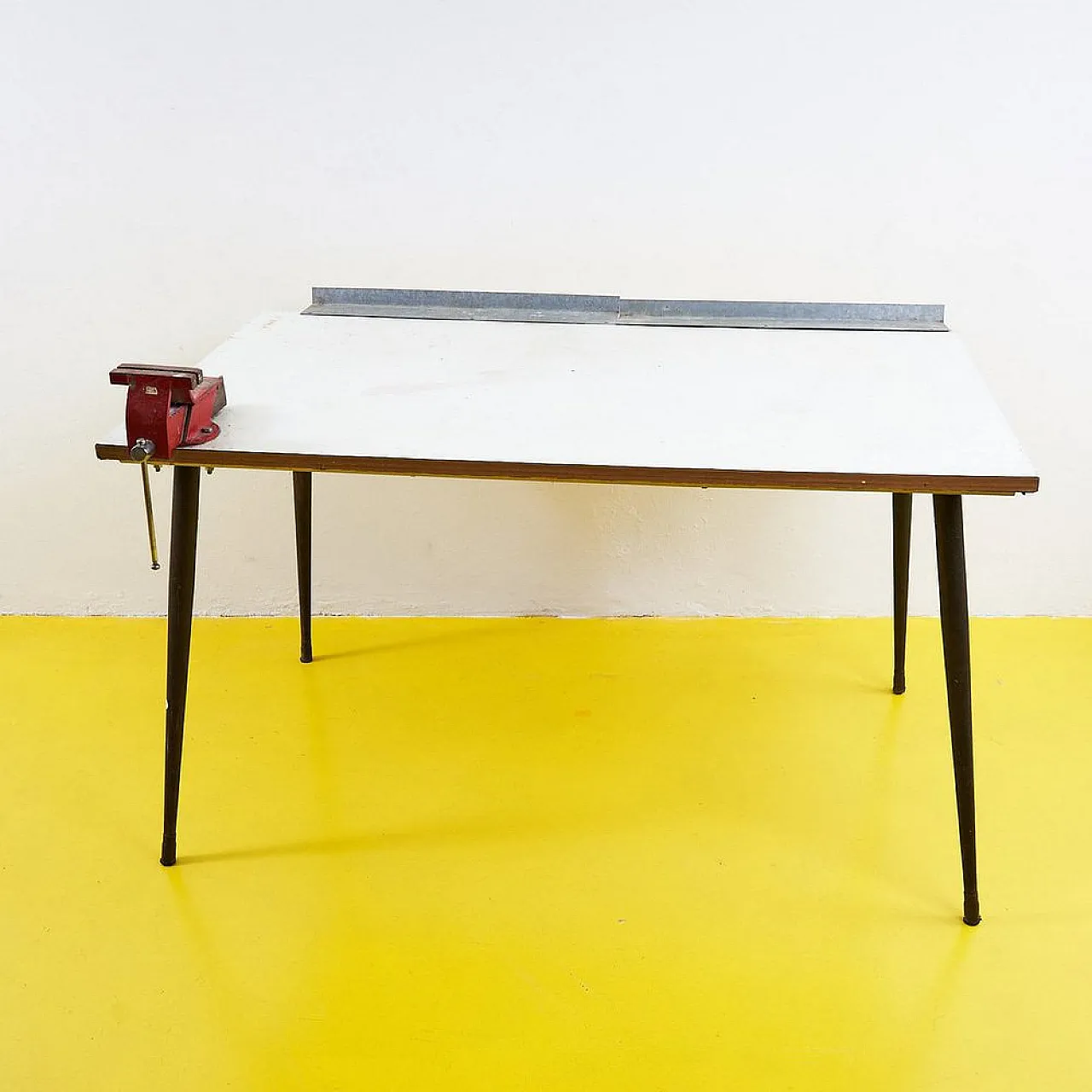 Tavolo da lavoro con morsa rossa e piano in formica, anni '50 1