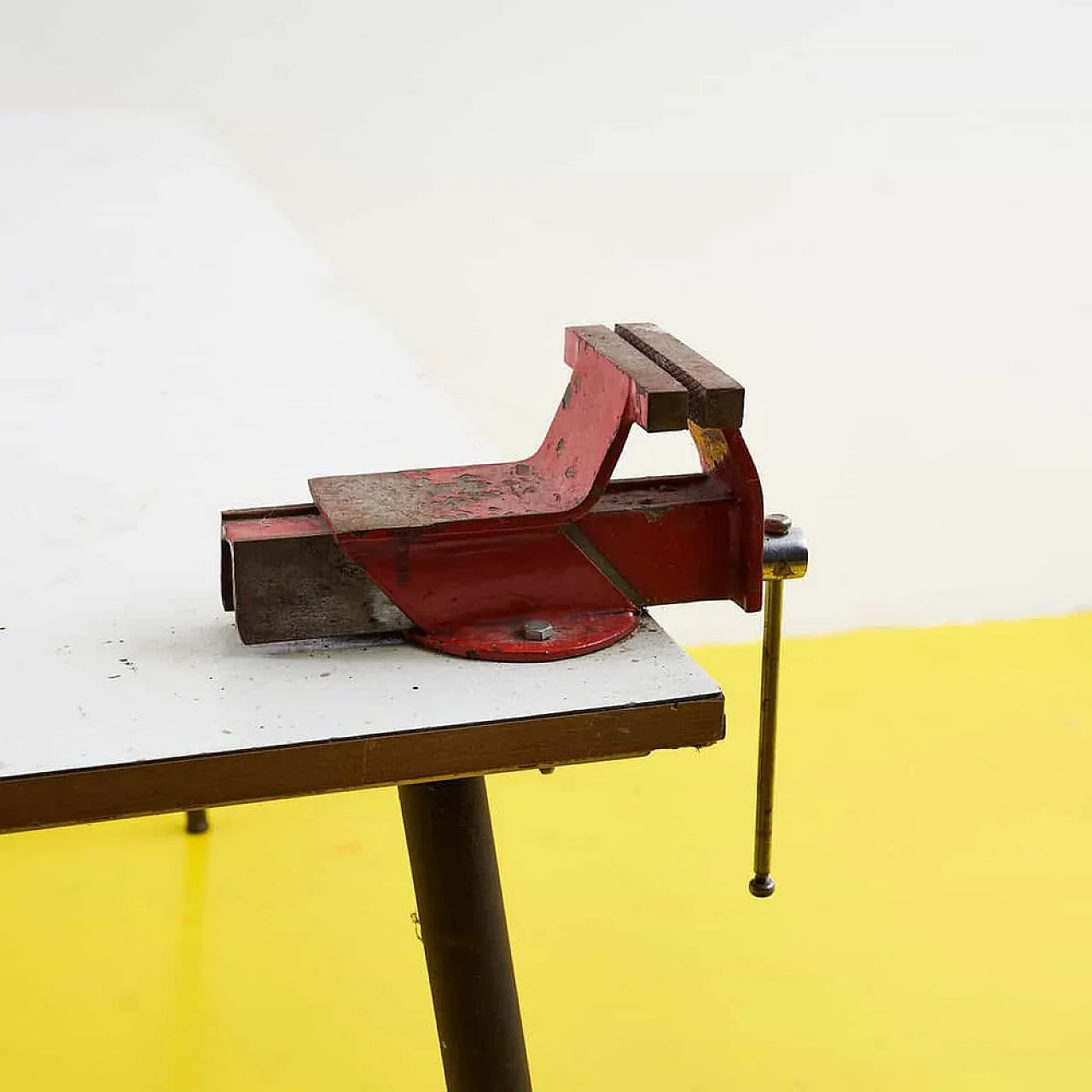 Tavolo da lavoro con morsa rossa e piano in formica, anni '50 6