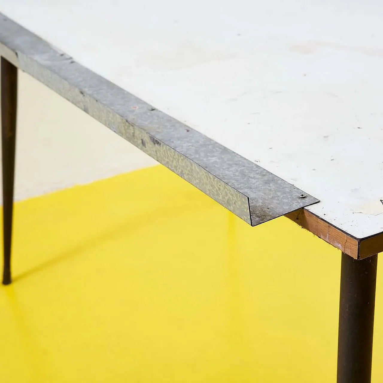 Tavolo da lavoro con morsa rossa e piano in formica, anni '50 7