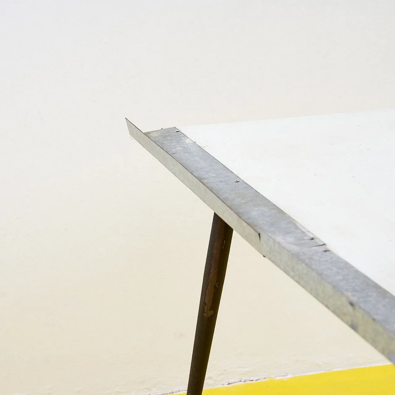 Tavolo da lavoro con morsa rossa e piano in formica, anni '50 8