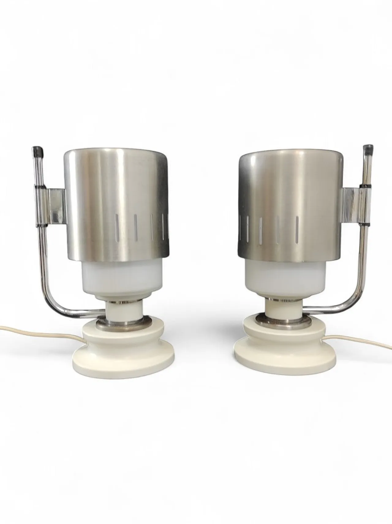 Coppia di opaline glass and aluminum table lamps, 1970s 1