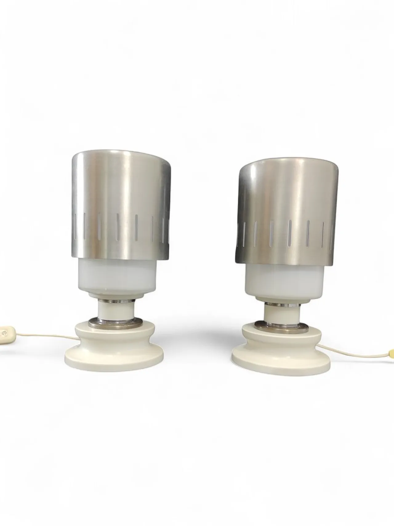 Coppia di opaline glass and aluminum table lamps, 1970s 2