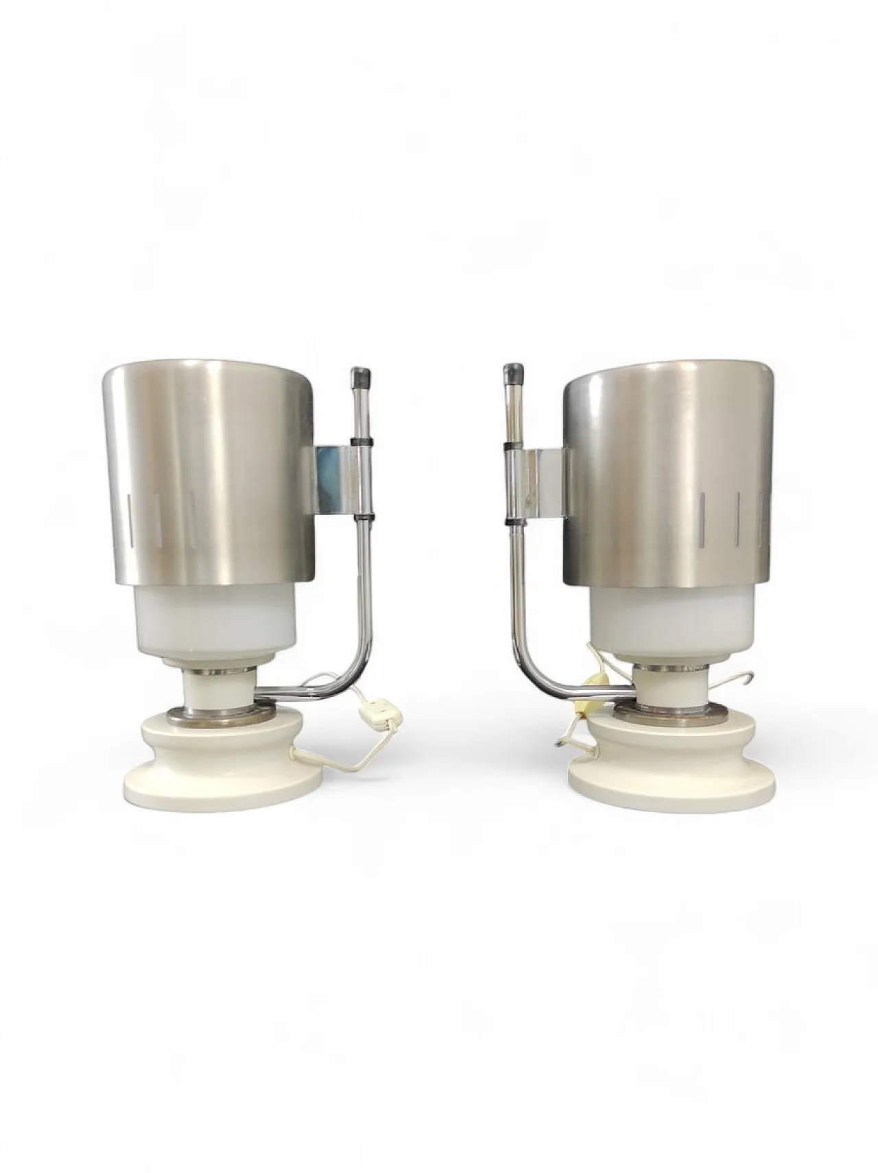 Coppia di opaline glass and aluminum table lamps, 1970s 3