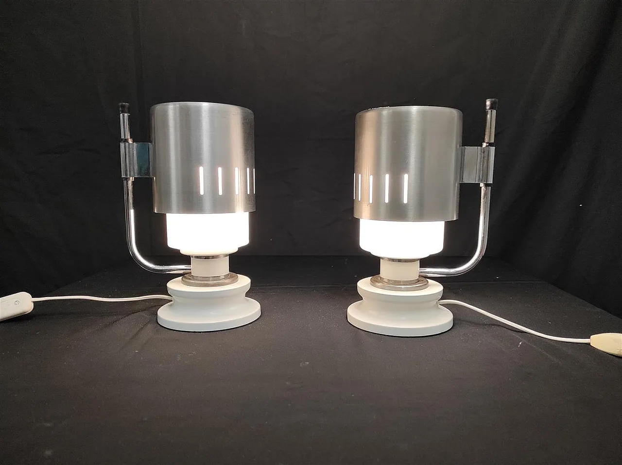 Coppia di opaline glass and aluminum table lamps, 1970s 5