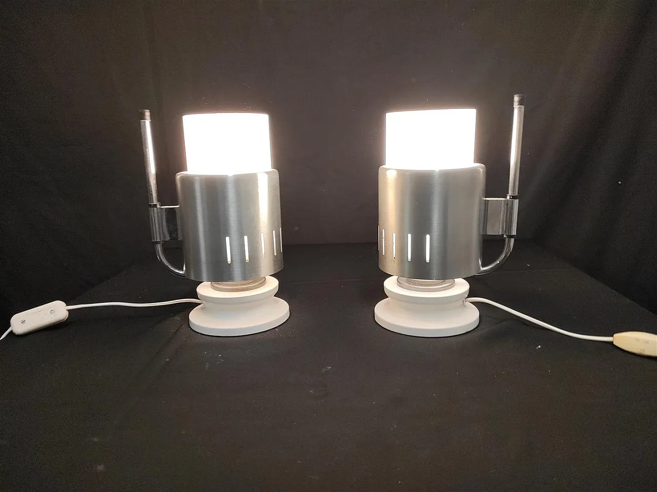 Coppia di opaline glass and aluminum table lamps, 1970s 6