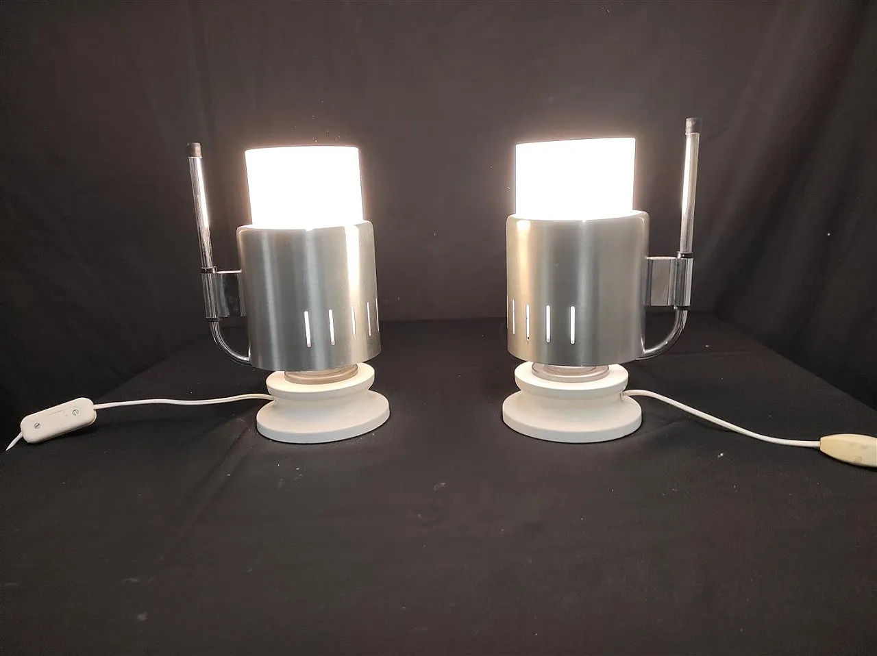 Coppia di opaline glass and aluminum table lamps, 1970s 7