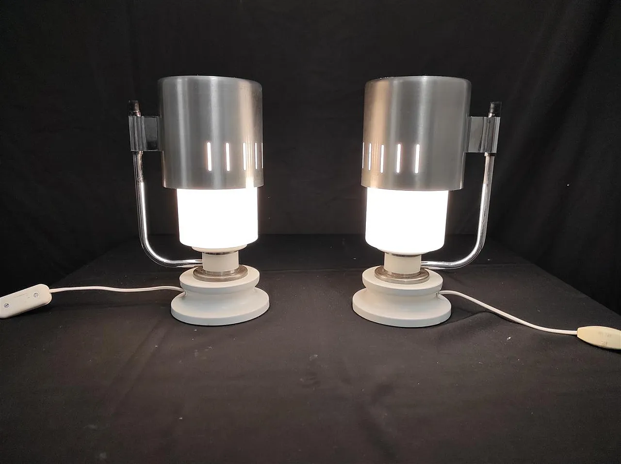 Coppia di opaline glass and aluminum table lamps, 1970s 8