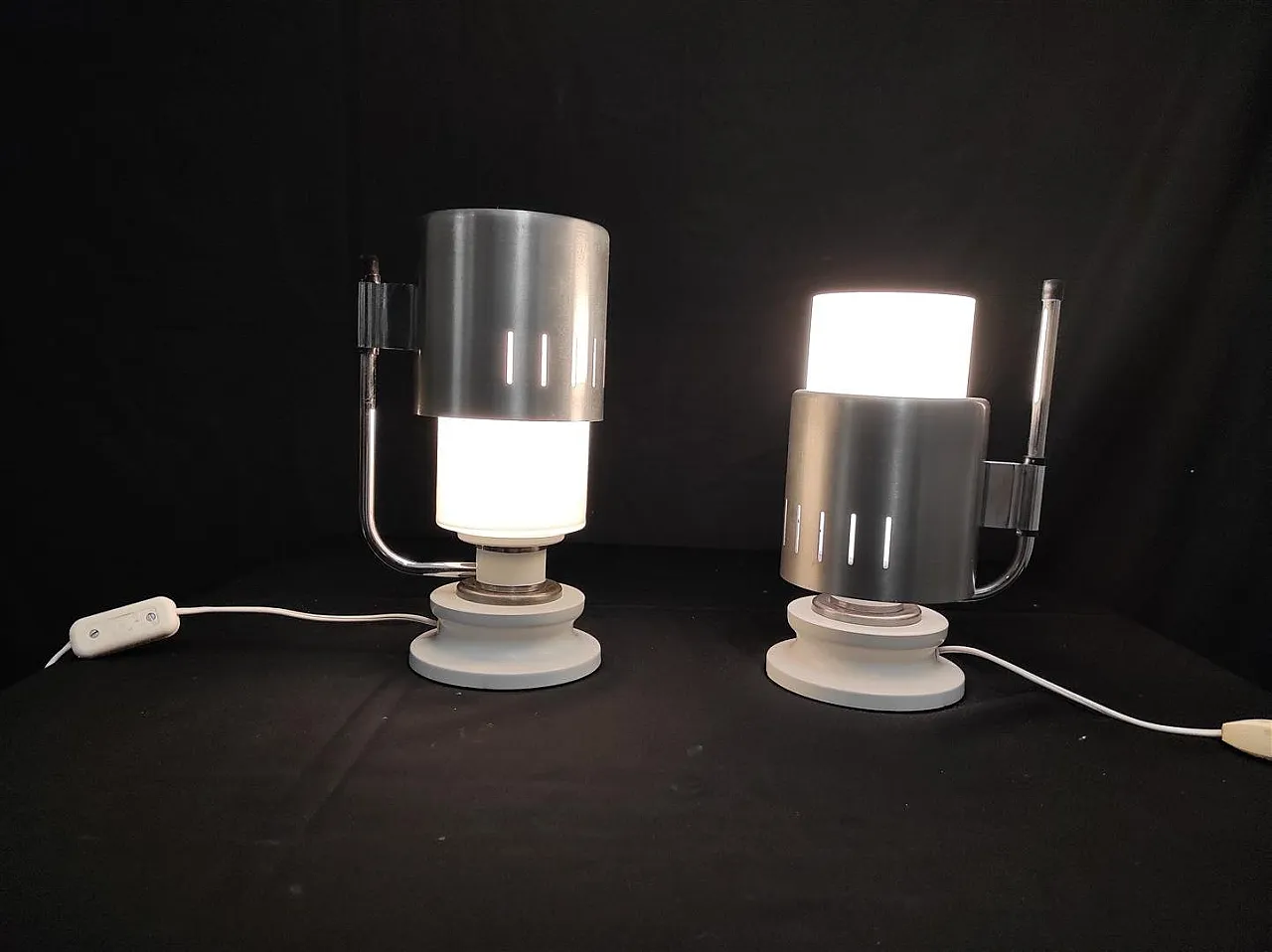 Coppia di opaline glass and aluminum table lamps, 1970s 9