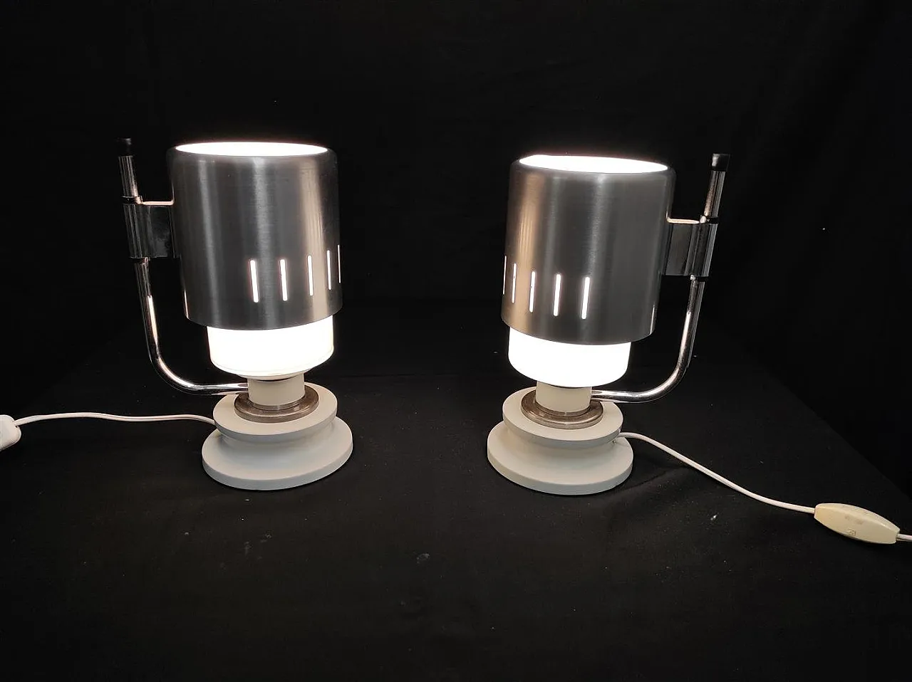 Coppia di opaline glass and aluminum table lamps, 1970s 10