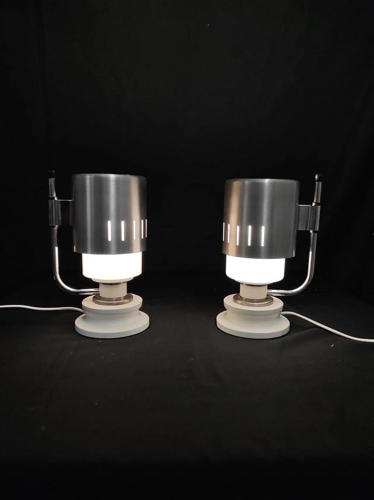 Coppia di opaline glass and aluminum table lamps, 1970s 11