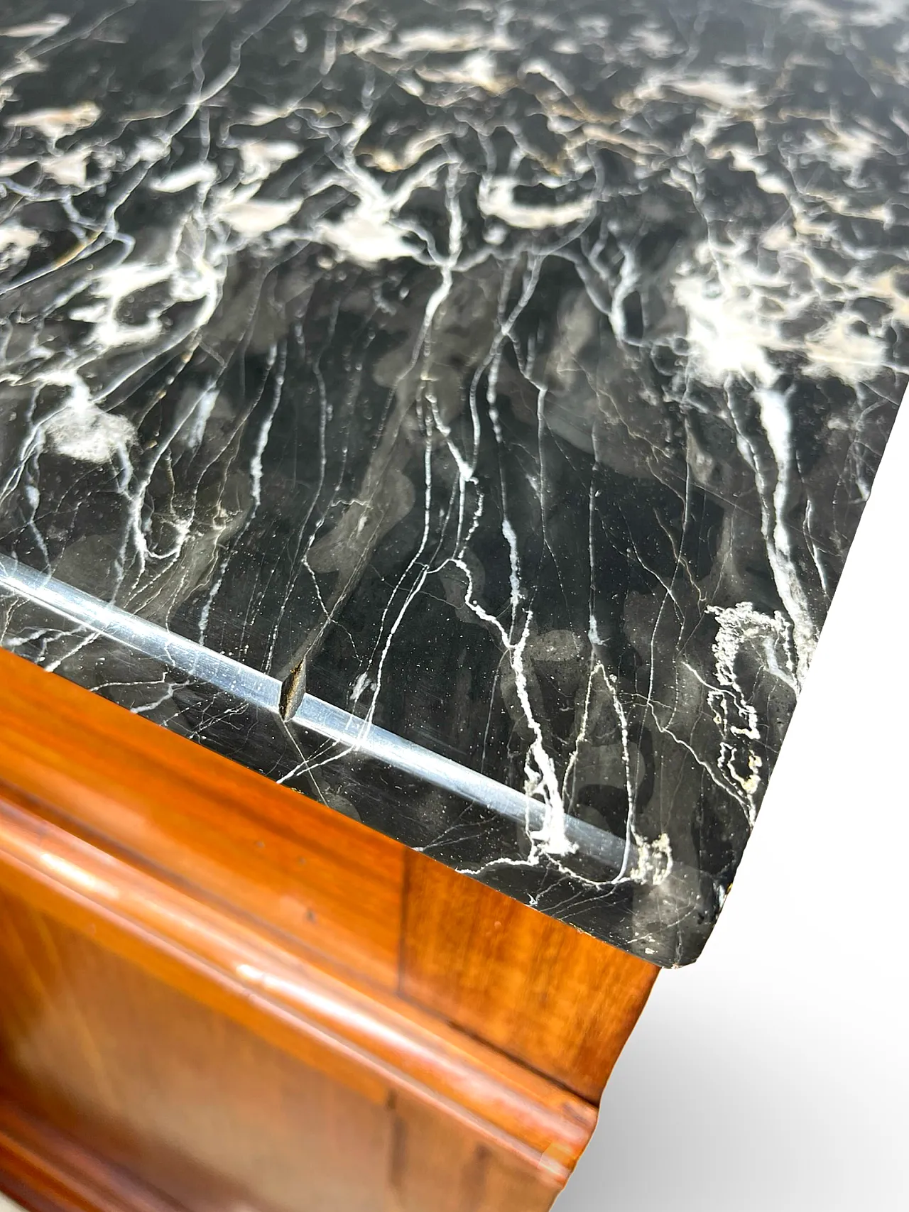 Threaded chest of drawers inlaid with white/grey veined black marble 70