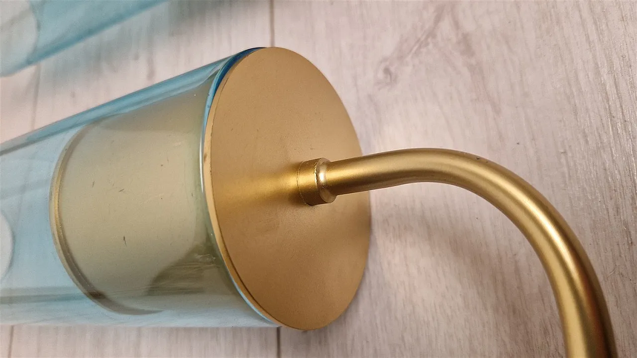 Coppia di lmpade da parete in ottone con tubo in vetro blu, anni '90 4