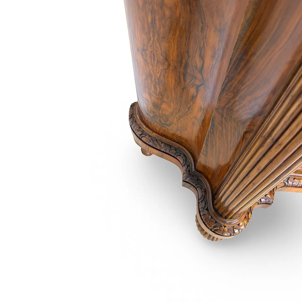 Walnut serpentine commode, 1930s 32