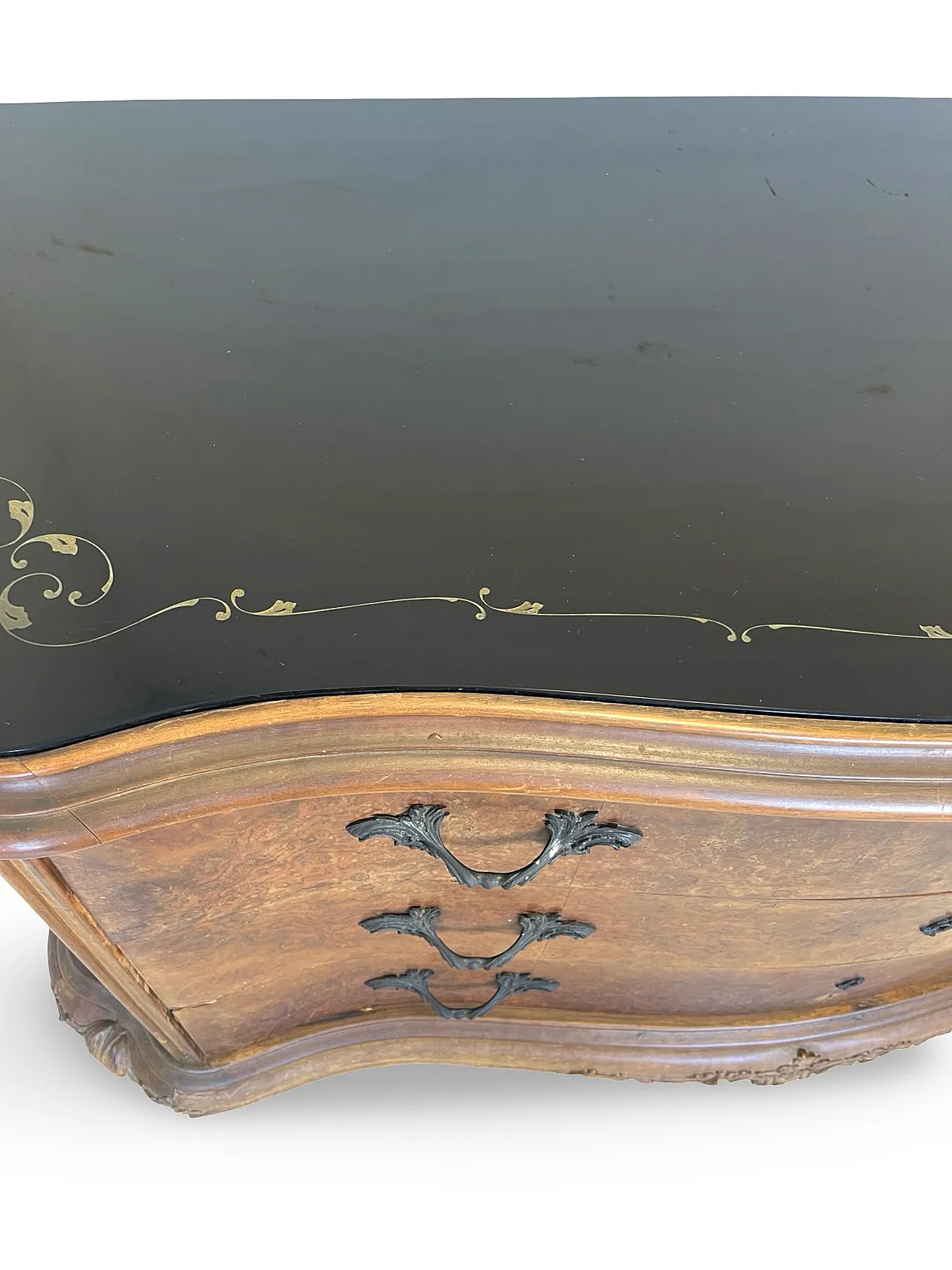 Elegant Italian Louis XV-style chest of drawers, circa 1940s. 21