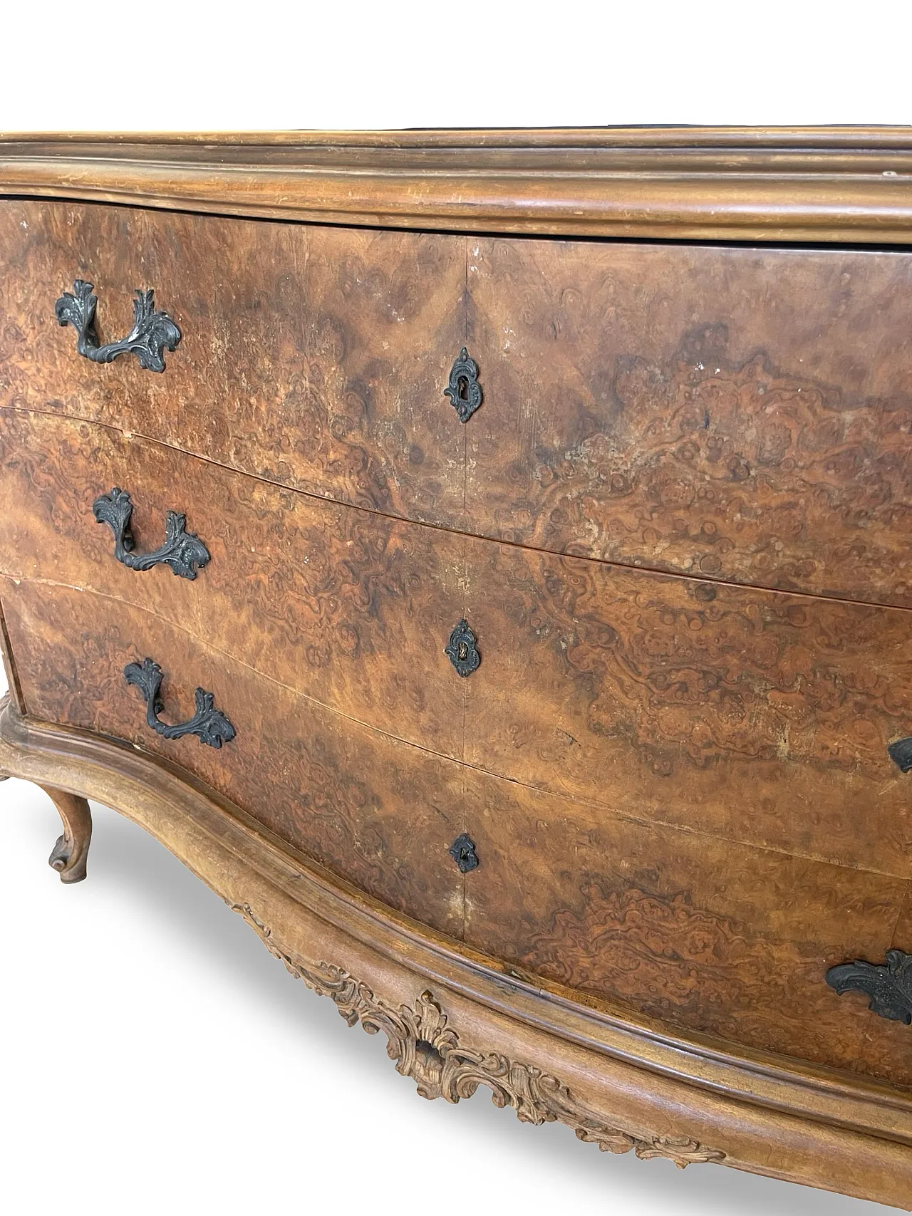 Elegant Italian Louis XV-style chest of drawers, circa 1940s. 24