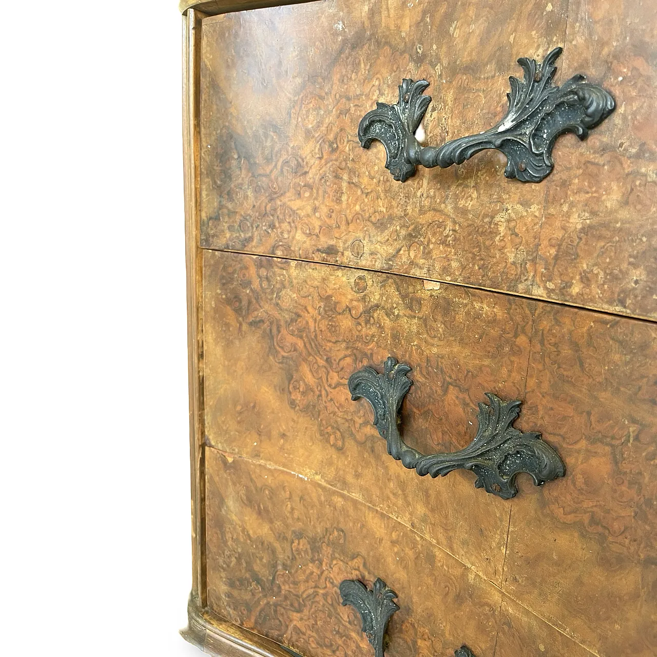 Elegant Italian Louis XV-style chest of drawers, circa 1940s. 26