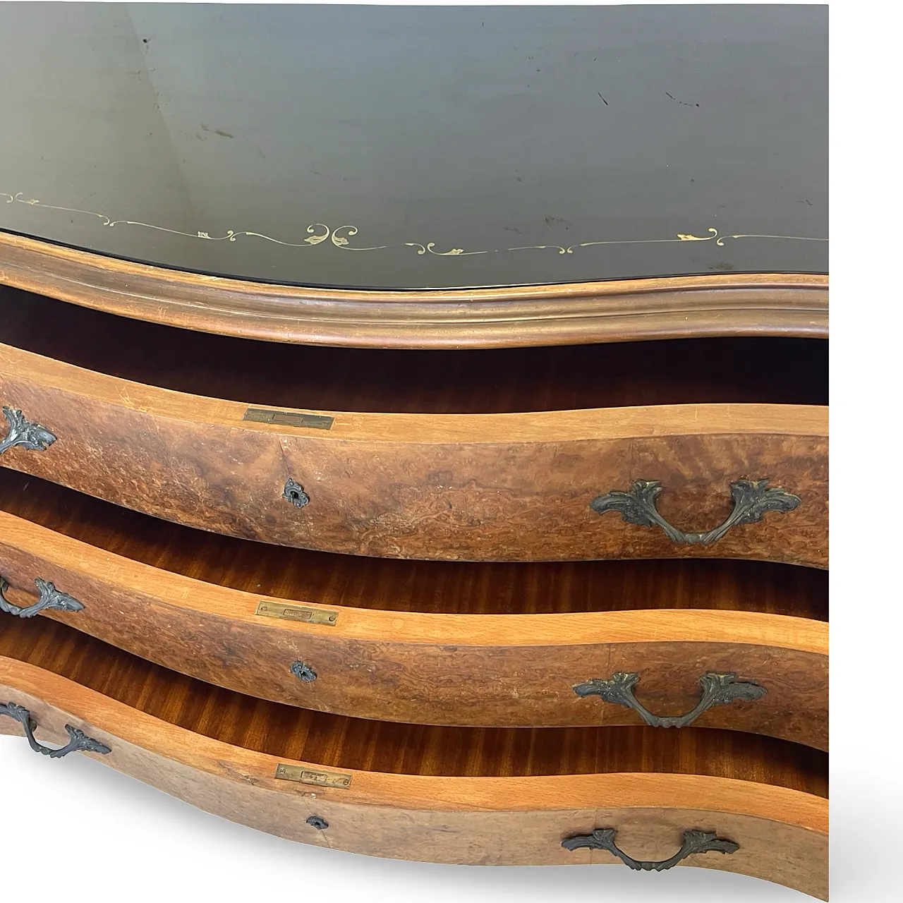 Elegant Italian Louis XV-style chest of drawers, circa 1940s. 35
