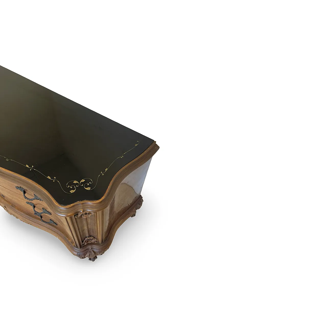 Elegant Italian Louis XV-style chest of drawers, circa 1940s. 40