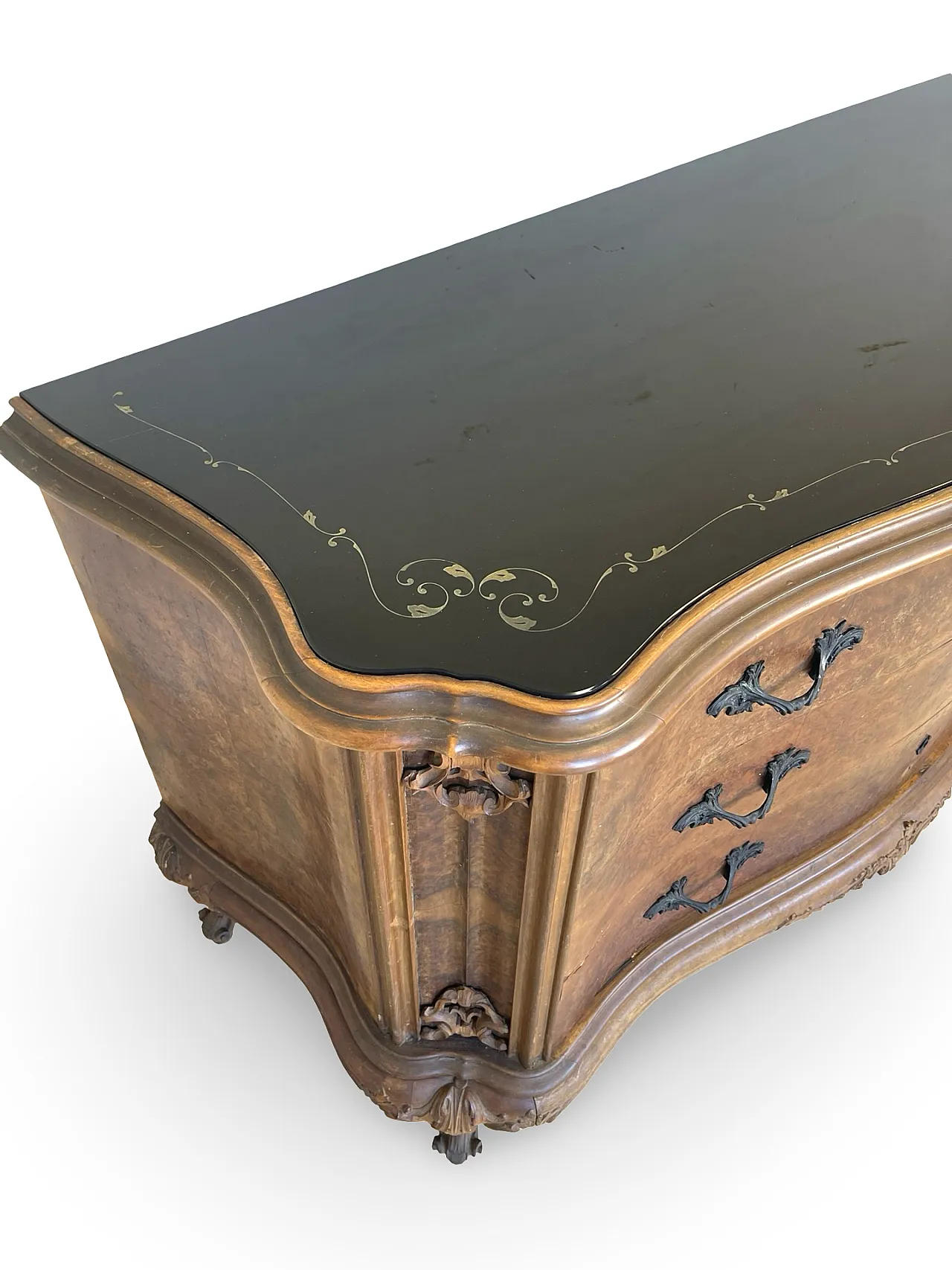 Elegant Italian Louis XV-style chest of drawers, circa 1940s. 42