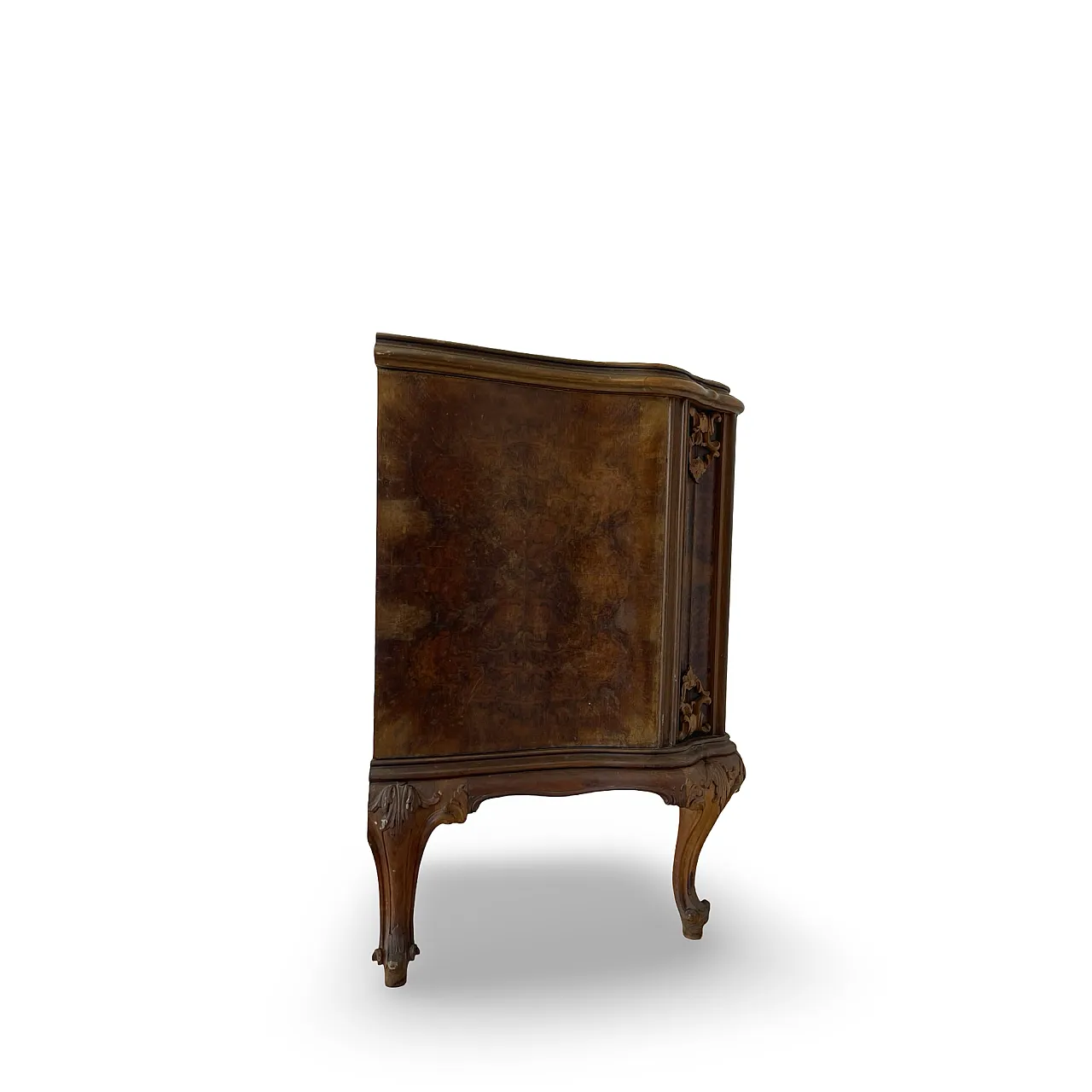 Elegant Italian Louis XV-style chest of drawers, circa 1940s. 48
