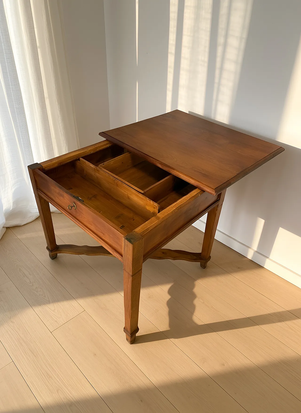 An Italian antique walnut table, 1900s 2