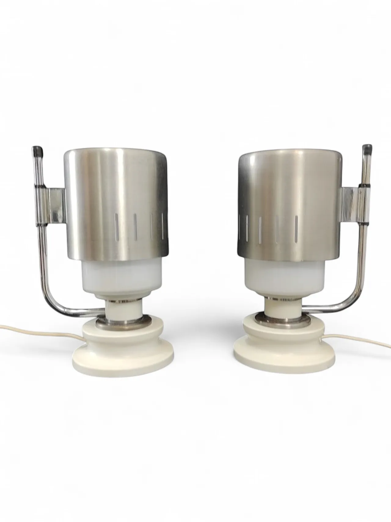 Coppia di opaline glass and aluminum table lamps, 1970s 12