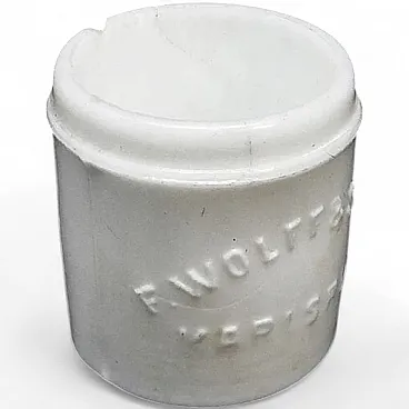 Vaso da farmacia in ceramica bianca con decorazioni in rilievo