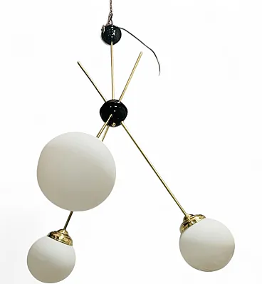 Lampadario Mid-Century in ottone e vetro opalino satinato, Italia, anni '60